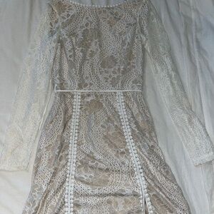 SELFIE LESLIE EMME LONG SLEEVE V-BACK LACE DRESS WHITE